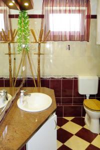 y baño con lavabo y aseo. en Holiday Home Brigi - SZA113 by Interhome, en Balatonszárszó