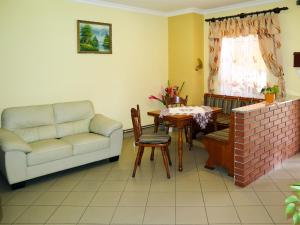 sala de estar con sofá y mesa en Holiday Home Brigi - SZA113 by Interhome, en Balatonszárszó