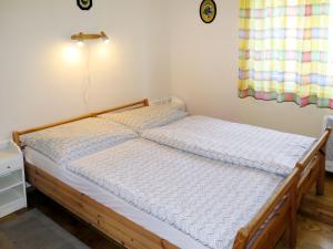 1 dormitorio con cama de madera en una habitación en Holiday Home János - FOD140 by Interhome, en Balatonfenyves
