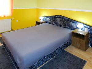 un grande letto in una stanza con due comodini di Holiday Home Pentaller - SZA341 by Interhome a Balatonföldvár