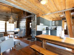 ルカにあるHoliday Home Keisarinna by Interhomeの木製の天井のキッチン&リビングルーム