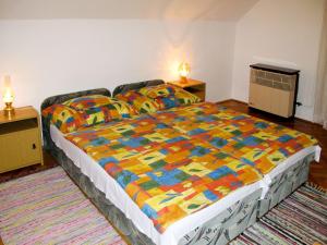 um quarto com uma cama grande e uma colcha colorida em Holiday Home Sport - MAF121 by Interhome em Hegy