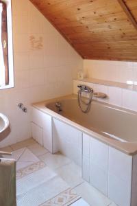 une salle de bains avec baignoire et lavabo dans l'établissement Holiday Home Arvacska by Interhome, à Balatonmáriafürdő