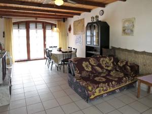 un salon avec un canapé et une table dans l'établissement Holiday Home Arvacska by Interhome, à Balatonmáriafürdő