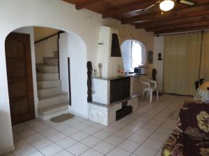 Cette chambre comprend une cuisine et un salon avec une cuisinière. dans l'établissement Holiday Home Arvacska by Interhome, à Balatonmáriafürdő 20 autres photos