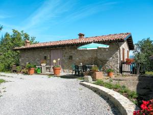 A garden outside Holiday Home Le Bore - CNG122 by Interhome