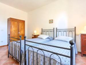 Tempat tidur dalam kamar di Holiday Home Le Bore - CNG122 by Interhome