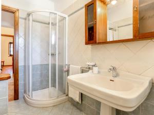 A bathroom at Holiday Home Le Bore - CNG122 by Interhome