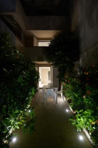 un patio con una mesa y algunas plantas y luces en Apartment Sea Design Home by Interhome en Viareggio