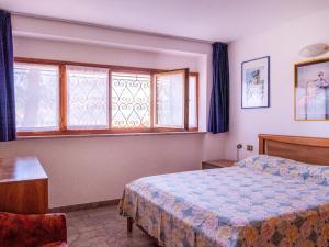 sypialnia z łóżkiem i 2 oknami w obiekcie Apartment Delvai-3 by Interhome w Brenzone sul Garda +18 zdjęć