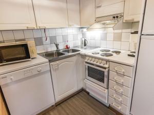 ユッラスヤルヴィにあるHoliday Home Tunturinvieri l1 by Interhomeのキッチン(白い家電製品、シンク付)