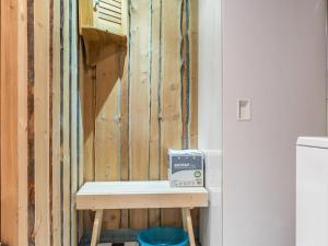 禹拉斯加威的住宿－樂森瑪耶B度假屋，一间设有木墙和一张桌子及一个盒子的房间