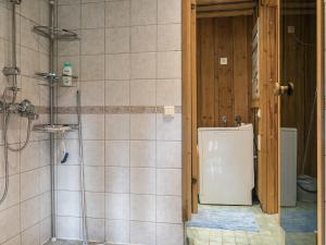 禹拉斯加威的住宿－樂森瑪耶B度假屋，带淋浴和卫生间的浴室