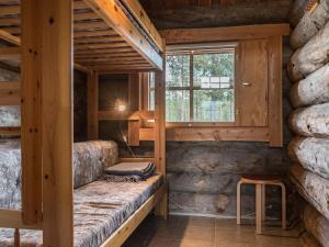 禹拉斯加威的住宿－樂森瑪耶B度假屋，小木屋内带两张双层床的客房