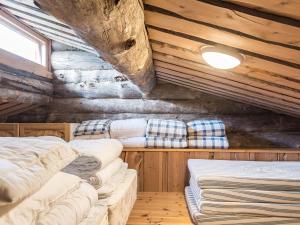 禹拉斯加威的住宿－樂森瑪耶B度假屋，小木屋内一间卧室,配有两张床