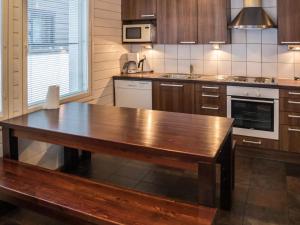 ユッラスヤルヴィにあるHoliday Home Ylläsjuolukka b by Interhomeの木製テーブル付きのキッチン