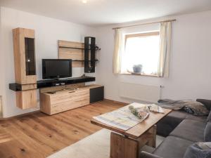 Televízia a/alebo spoločenská miestnosť v ubytovaní Apartment Brettfall Blick by Interhome