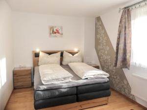 Posteľ alebo postele v izbe v ubytovaní Apartment Brettfall Blick by Interhome