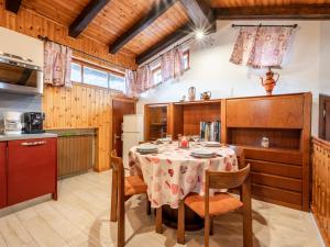 una cucina con tavolo e sedie in una stanza di Apartment Aux Oiseaux by Interhome a Fenis