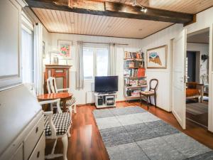 ein Wohnzimmer mit Fernseher und Tisch in der Unterkunft Holiday Home Helga by Interhome in Hitis