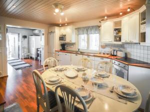 eine Küche mit einem Tisch und Stühlen in einer Küche in der Unterkunft Holiday Home Helga by Interhome in Hitis + 15 Fotos