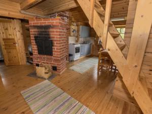 - un salon avec une cheminée en briques dans une maison dans l'établissement Holiday Home Kotkanpesä by Interhome, à Askainen