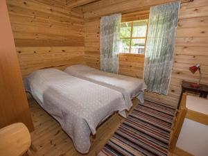 מיטה או מיטות בחדר ב-Holiday Home Kotkanpesä by Interhome