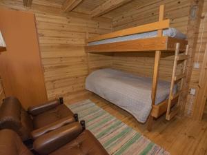 Ce chalet comprend des lits superposés et un canapé. dans l'établissement Holiday Home Kotkanpesä by Interhome, à Askainen