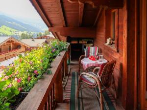 balkon ze stołem i krzesłami w domu w obiekcie Apartment Elisabeth by Interhome w Alpbach