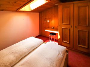 sypialnia z łóżkiem w pokoju z oknem dachowym w obiekcie Apartment Elisabeth by Interhome w Alpbach