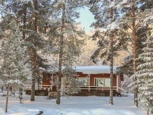 ターコブオリにあるHoliday Home Rantamökki by Interhomeの雪に覆われた木々の森の小屋