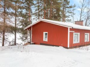 ターコブオリにあるHoliday Home Rantamökki by Interhomeの雪中の木々の赤い家
