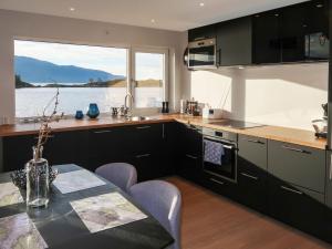 Imagem da galeria de Holiday Home Svortevik - FJS077 by Interhome em Førde