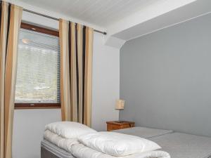 ユッラスにあるHoliday Home Villa ylläs 201 by Interhomeのベッドルーム1室(ベッド2台、窓付)