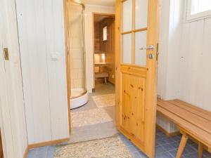 Koupelna v ubytování Holiday Home Hiekkalampi by Interhome