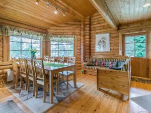 - une salle à manger avec une table, des chaises et un canapé dans l'établissement Holiday Home Elimäki by Interhome, à Heinjoki