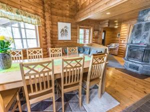 une salle à manger avec une table, des chaises et une cheminée dans l'établissement Holiday Home Elimäki by Interhome, à Heinjoki