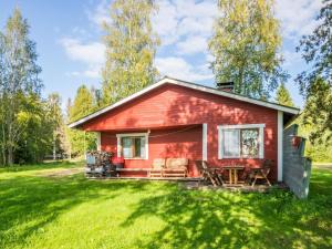 una casa rossa con un tavolo da picnic di fronte di Holiday Home Suopursu 4 by Interhome a Säviä