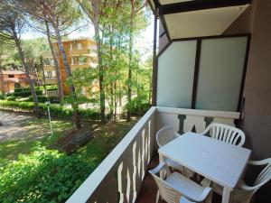 リニャーノ・サッビアドーロにあるApartment Old River by Interhomeの白いテーブルと椅子、景色を望むバルコニー