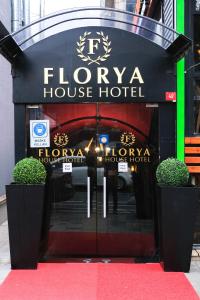 een bord voor een floyza house hotel op een rode loper bij Florya House Hotel in Istanbul