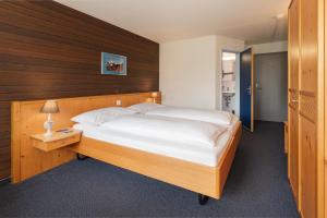 Postel nebo postele na pokoji v ubytování Jungfrau Lodge, Annex Crystal