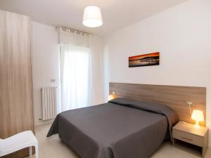 1 dormitorio con 1 cama en una habitación blanca en Apartment Cala Luna-1 by Interhome, en Porto dʼAscoli