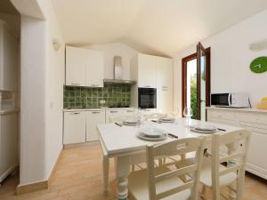 Kuchyňa alebo kuchynka v ubytovaní Holiday Home Ville San Pietro - REI352 by Interhome