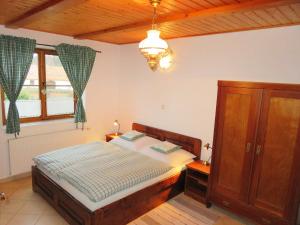 een slaapkamer met een bed, een kast en een raam bij Holiday Home Chrastov by Interhome in Černov