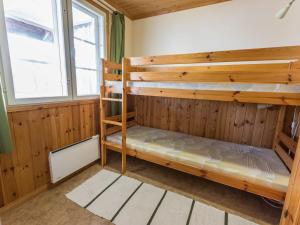 MatildedalにあるHoliday Home Meritähti by Interhomeの二段ベッド2組が備わる二段ベッド付きの客室です。