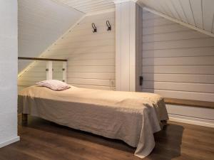 une chambre avec un lit dans un grenier dans l'établissement Holiday Home Tahkovuorentie 34 b by Interhome, à Tahkovuori