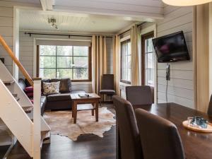 un salon avec un canapé et une table dans l'établissement Holiday Home Tahkovuorentie 34 b by Interhome, à Tahkovuori