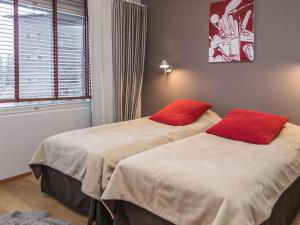 Cette chambre comprend 2 lits avec des oreillers rouges. dans l'établissement Holiday Home Tahko spa suites orange a9 by Interhome, à Tahkovuori