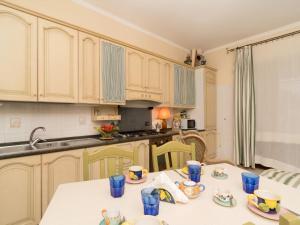 波西塔諾的住宿－Apartment Positano Elegant Terrace by Interhome，厨房里设有一张桌子,上面有蓝杯