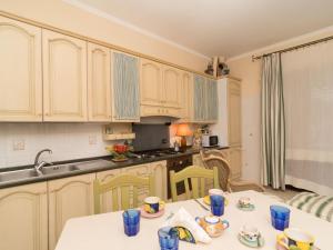 una cucina con tavolo e tazze blu di Apartment Positano Elegant Terrace by Interhome a Positano